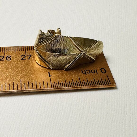 Vintage Large Gold Tone Leaf Earrings Textured Screw Back Clip On Unsigned Hoop - Picture 10 of 11